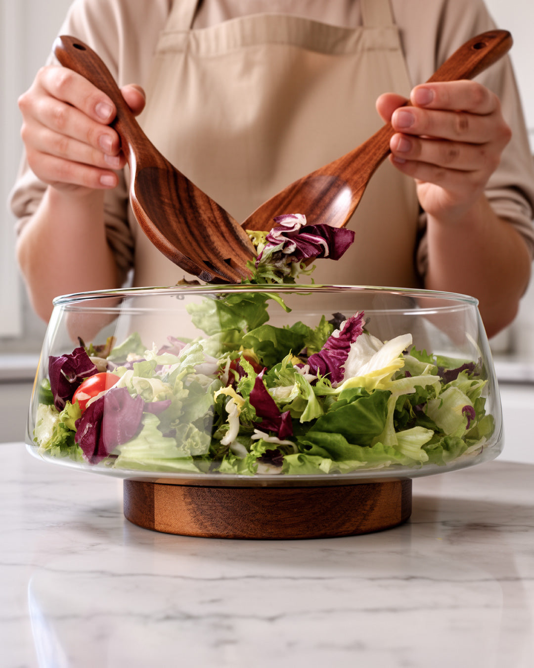 Salatschüssel aus Glas mit Salatbesteck und Untersetzer